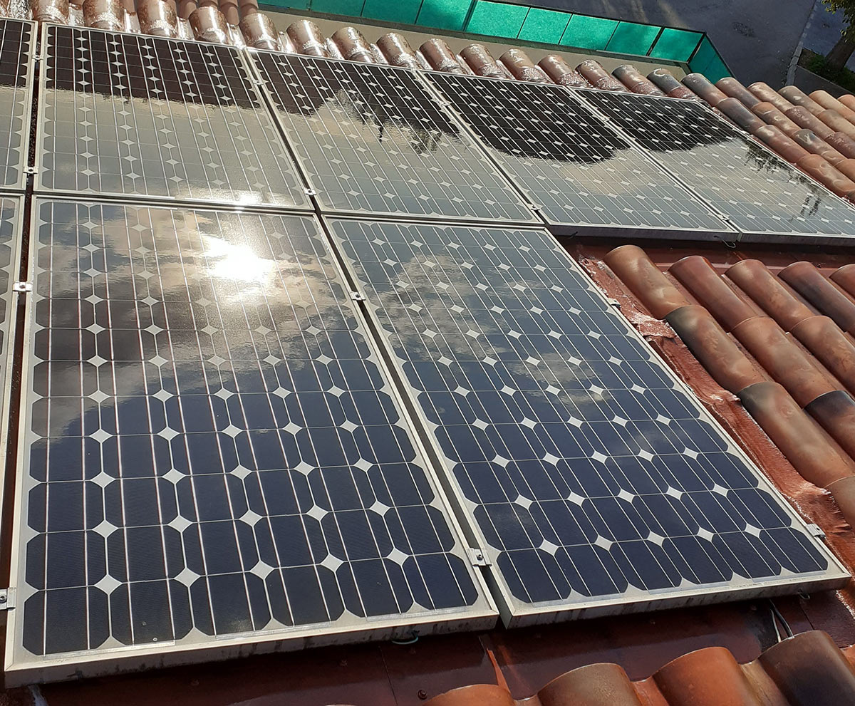 Différentes installations de panneaux photovoltaïques entretenus par nos soins